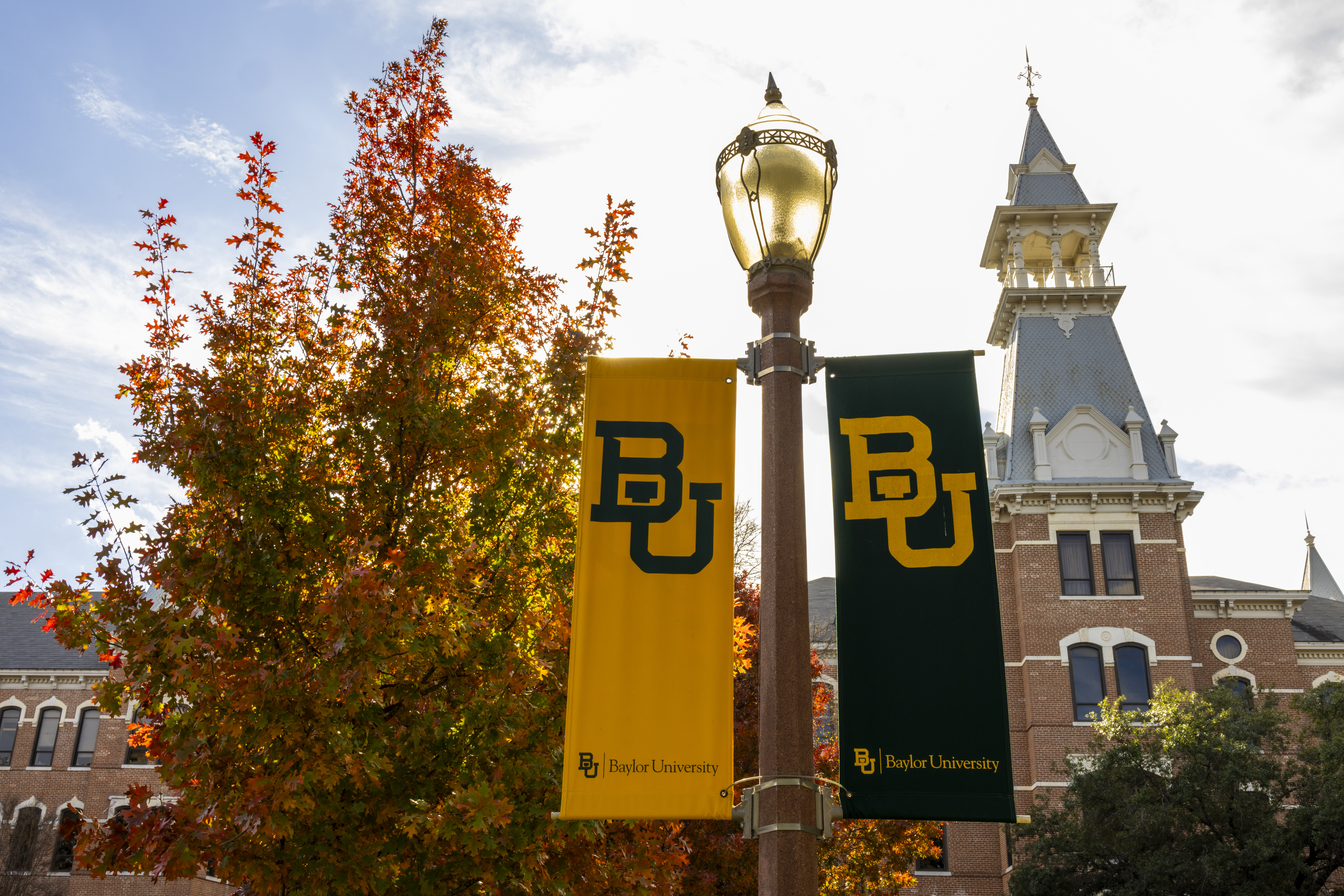 Lamp post with banner hanging including interlocking Baylor "B" "U" logo.