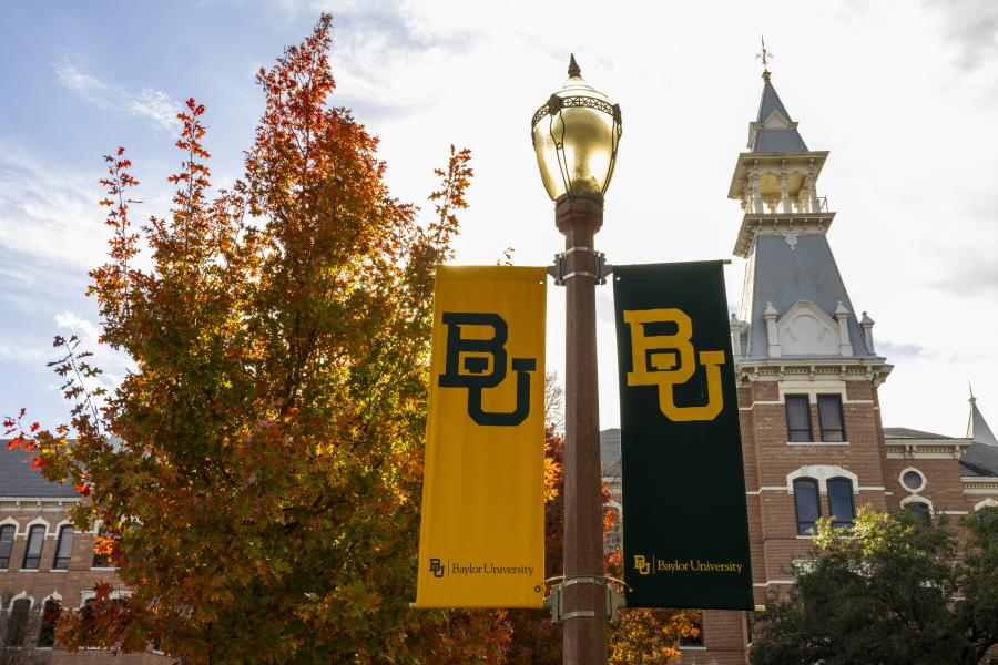 Lamp post with banner hanging including interlocking Baylor "B" "U" logo.